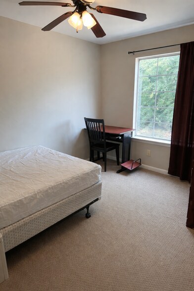 Building Photo - 220 Elm St