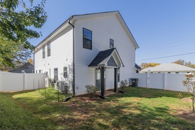 Building Photo - 404 Kirby Dr