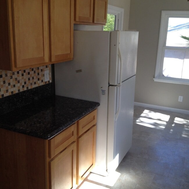 Building Photo - Beautiful 2bd/1ba Upstairs Duplex with a H...