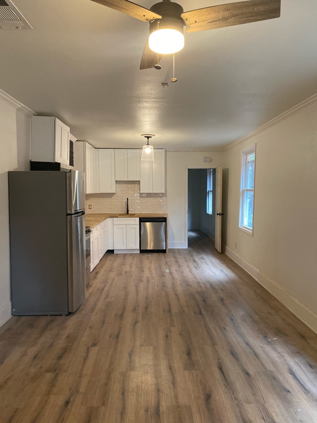 Building Photo - Hickory Street