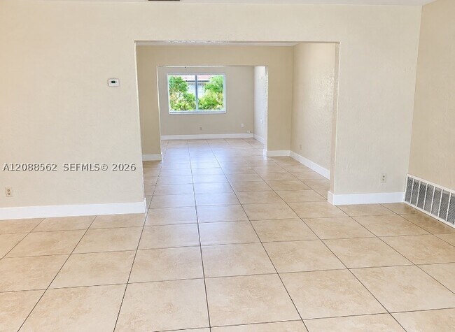 Building Photo - 320 NW 93rd Ave