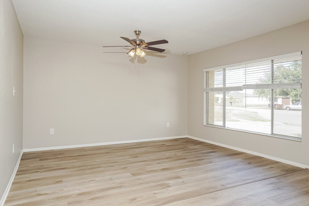 Building Photo - 6927 Roslyn Ct