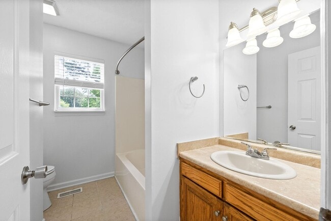 Building Photo - Pet Friendly Three Bedroom in Springfield!
