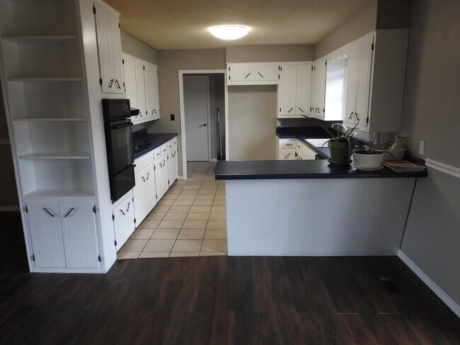 Building Photo - Move-in Ready!  3-Bed, 2-Bath Farmington Home.  Fenced-in backyard + 2x Car Garage