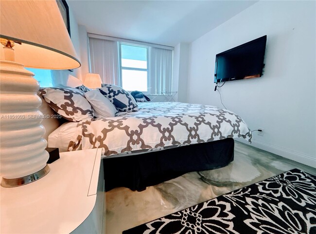 Building Photo - 2030 S Ocean Dr