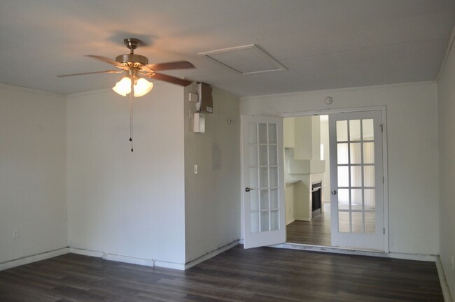 Building Photo - Charming 3 bed 2 bath with a converted gar...
