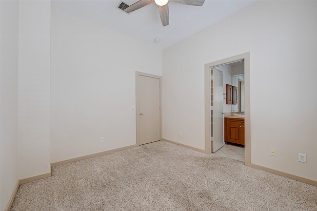 Building Photo - 5315 Lillian St