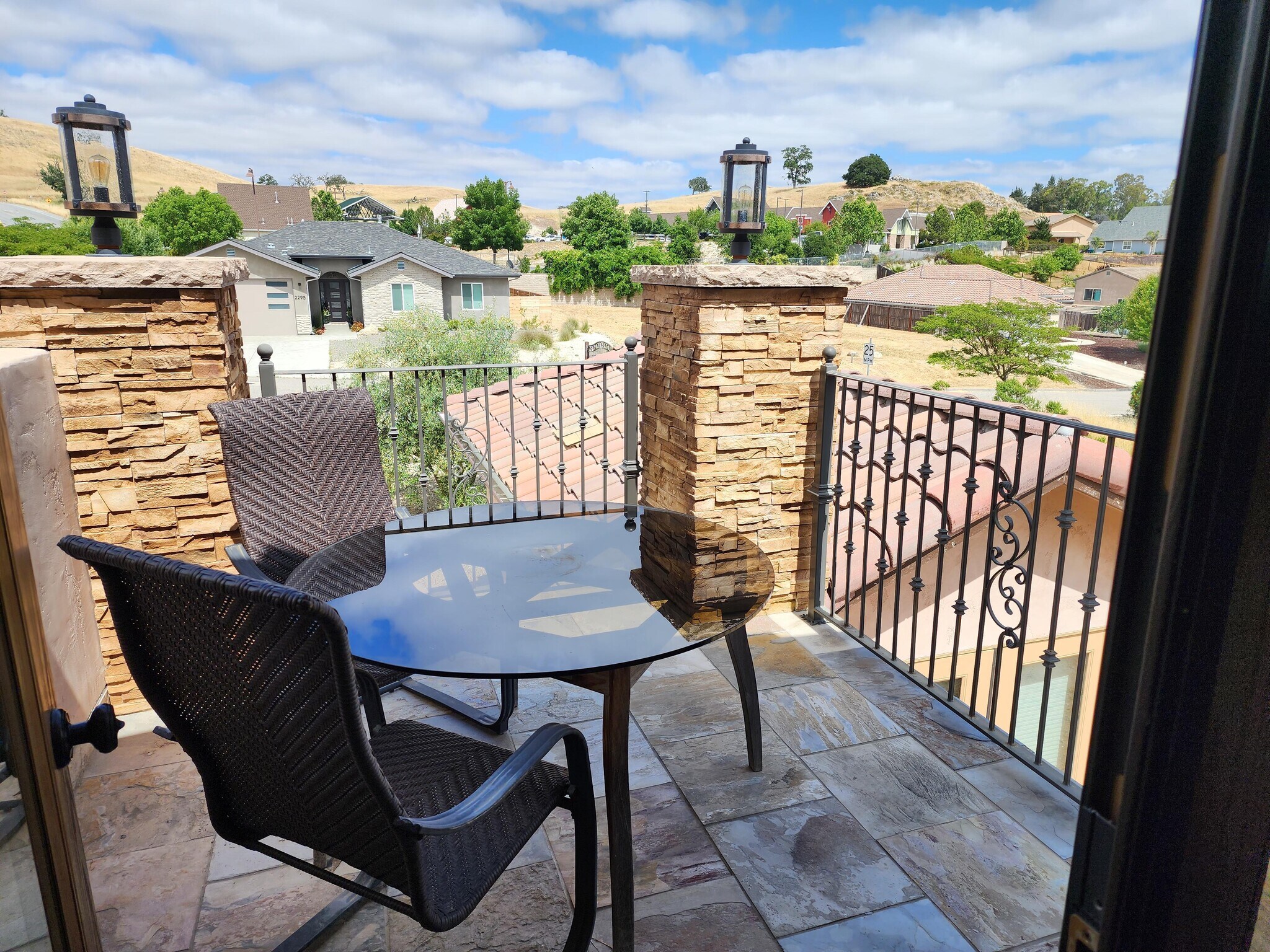 Building Photo - 2296 Holly Dr