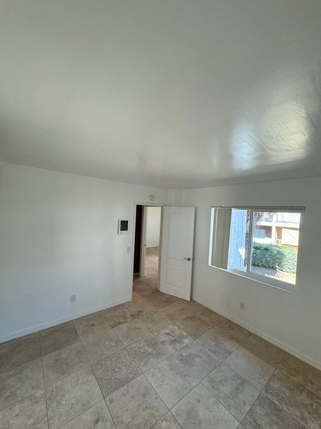 Building Photo - Spacious 2 Bedroom, 1.5 Bath Two-Story Tow...