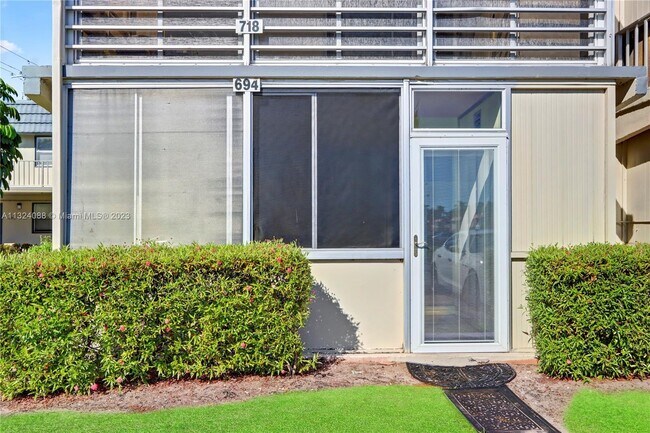 Building Photo - 694 Brittany Park