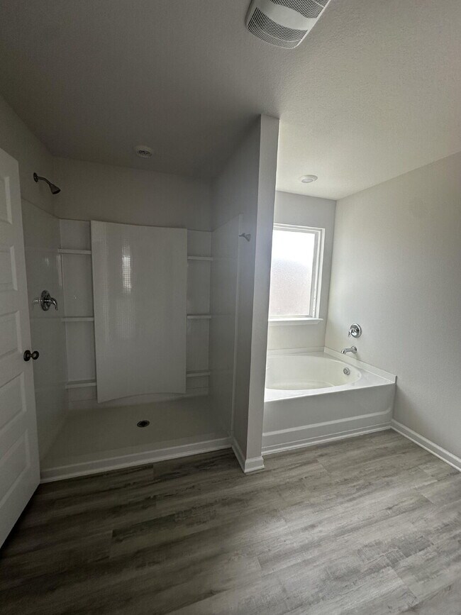 Building Photo - "Spacious 4-Bedroom Gem with 2.5 Baths in ...