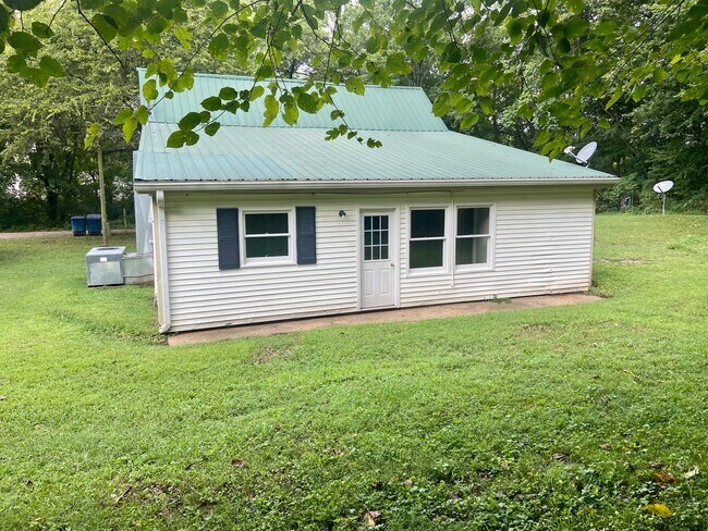 Building Photo - 3 Bed/ 1Bath Country Home w/Yard