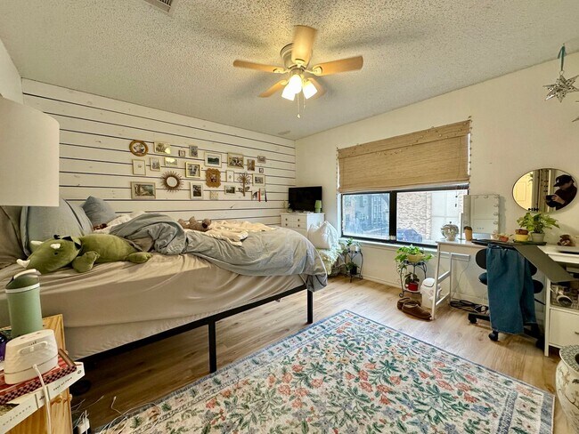 Building Photo - Beautifully Remodeled 2-Bed, 2.5-Bath Condo Blocks from Baylor Campus!