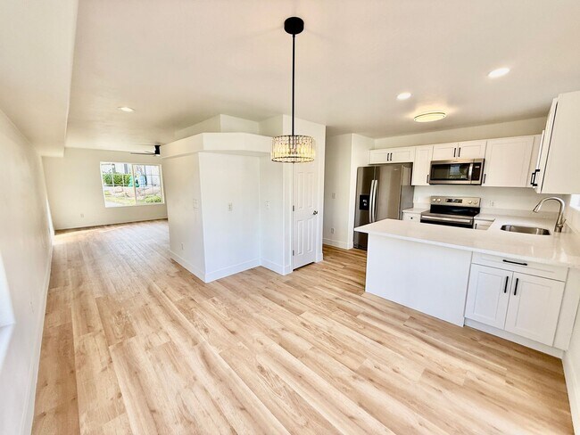 Building Photo - Remodeled 3-BR Lexington Townhome - End Unit