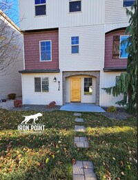 Building Photo - 3bed/2.5 bath Townhome in Boise w/2 Car Garage, Community Pool & Fitness Center