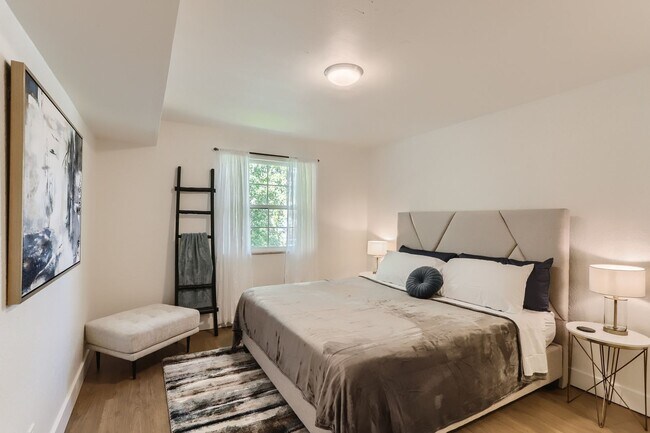 Building Photo - Charming Boulder Condo with Deck, Steps to...