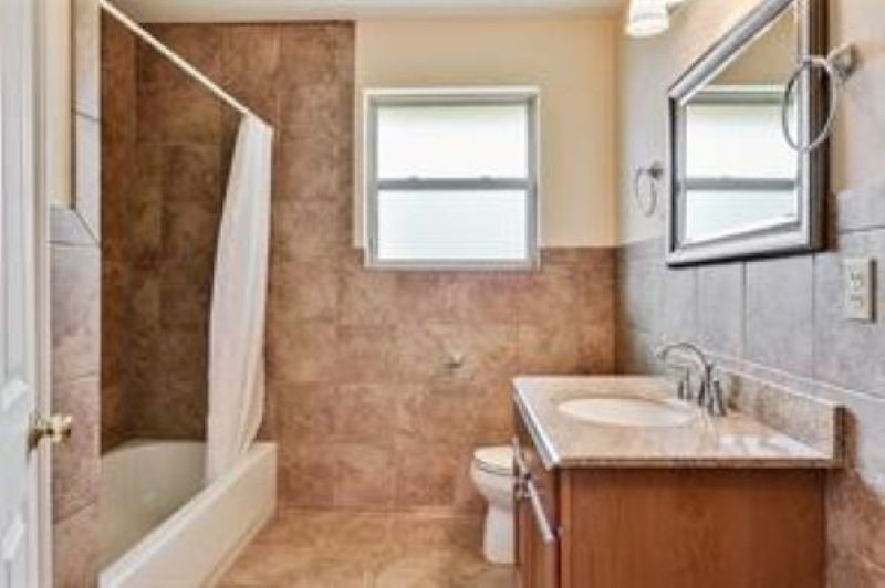 Upstairs Bath - 996 Allen Toussaint Blvd