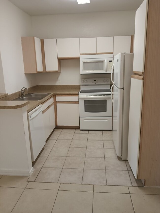 Building Photo - $500 OFF FIRST MONTH FOR THIS 2 BEDROOM 1 ...