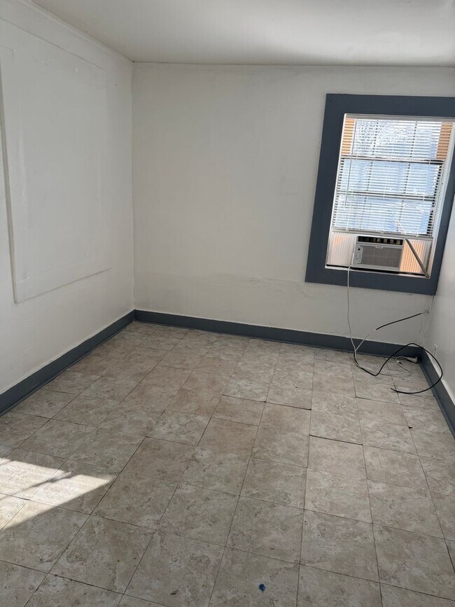 Building Photo - 1907 S H St