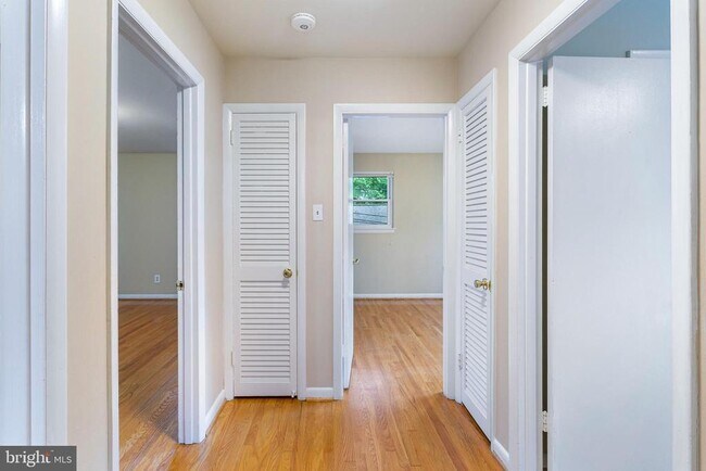 Building Photo - 6503 Friars Ct