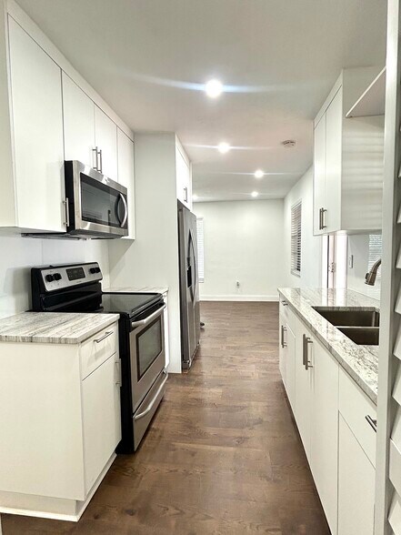 Building Photo - 6001 SW 116th Ave