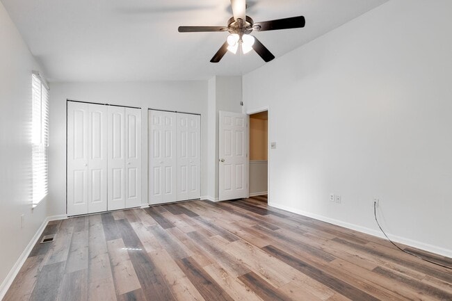 Building Photo - PRICE DROP on Wonderful End Unit Townhome ...