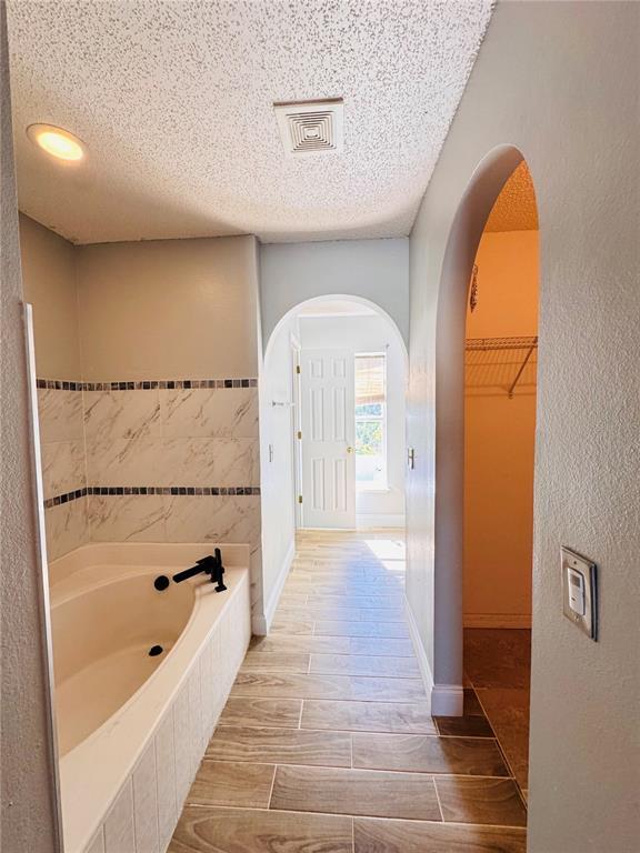 Building Photo - 2050 Corner Glen Dr