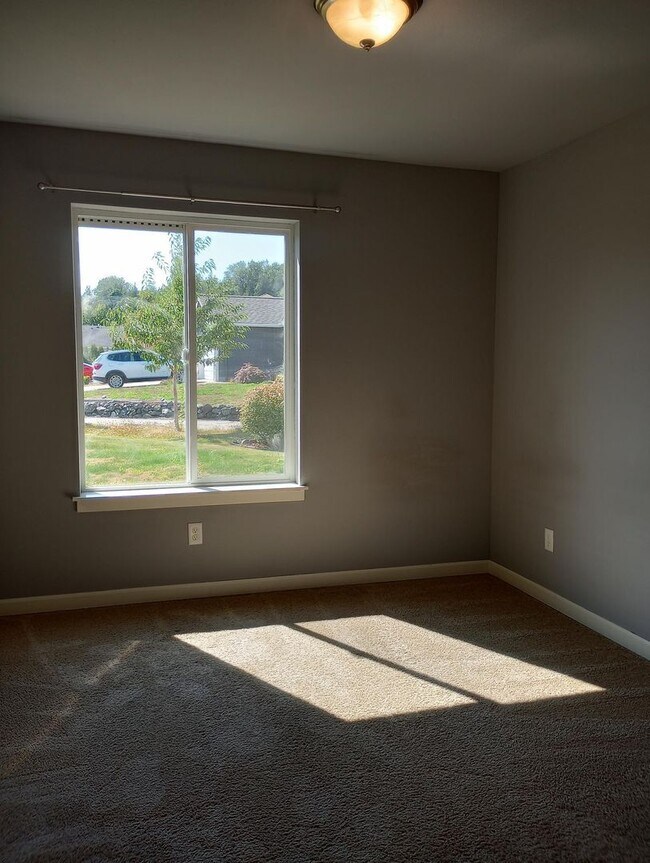 Building Photo - 5562 Fisher Pl