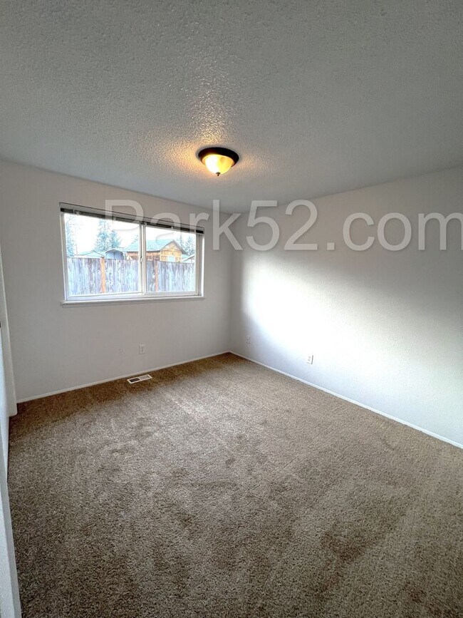 Building Photo - Spanaway Area 3 Bedroom Rambler