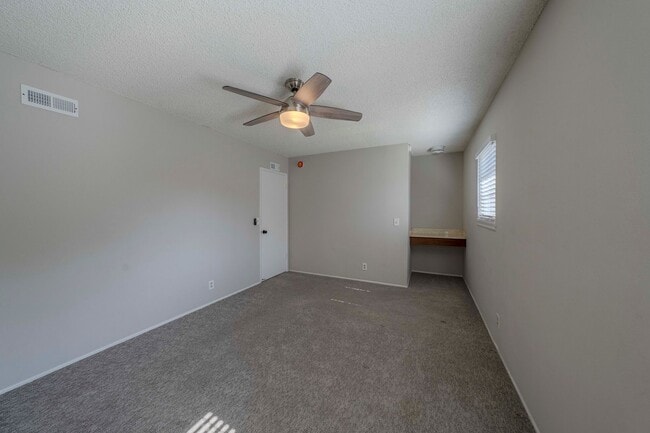 Building Photo - Bright & Airy 2-Bedroom End Unit Townhome