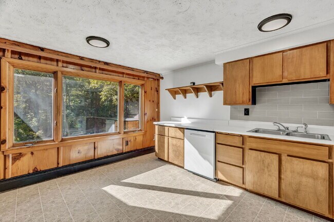 Building Photo - Mid-Century Cool Meets Maine Serenity Design. Privacy. Location. This one has it all.