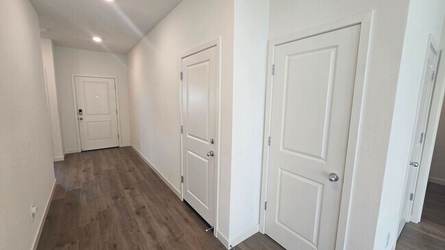 Building Photo - 7571 Grassy Plns Dr