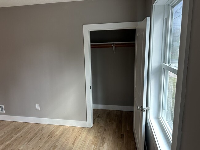 Building Photo - 234 Oak St