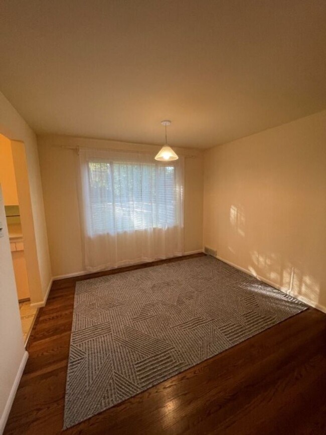 Building Photo - 3Bd/1.75Ba Shoreline House