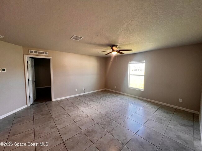 Building Photo - 563 Corbin Cir SW