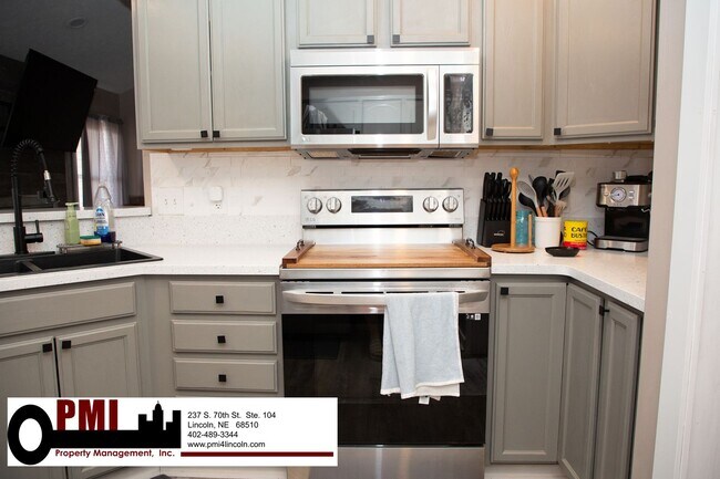 Building Photo - 4 Bedroom and 3 bathroom Fully Furnished