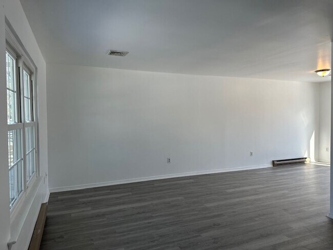 Building Photo - 2109 Highland Ct