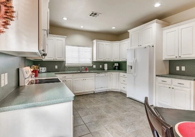 Building Photo - Adorable duplex + Edmond Schools + Lawncar...