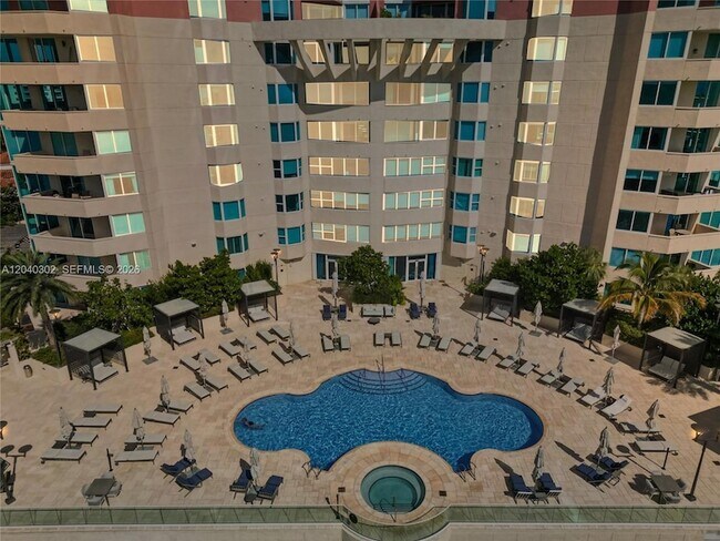 Building Photo - 300 South Pointe Dr