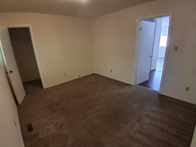 Building Photo - 889 Cheyenne Dr