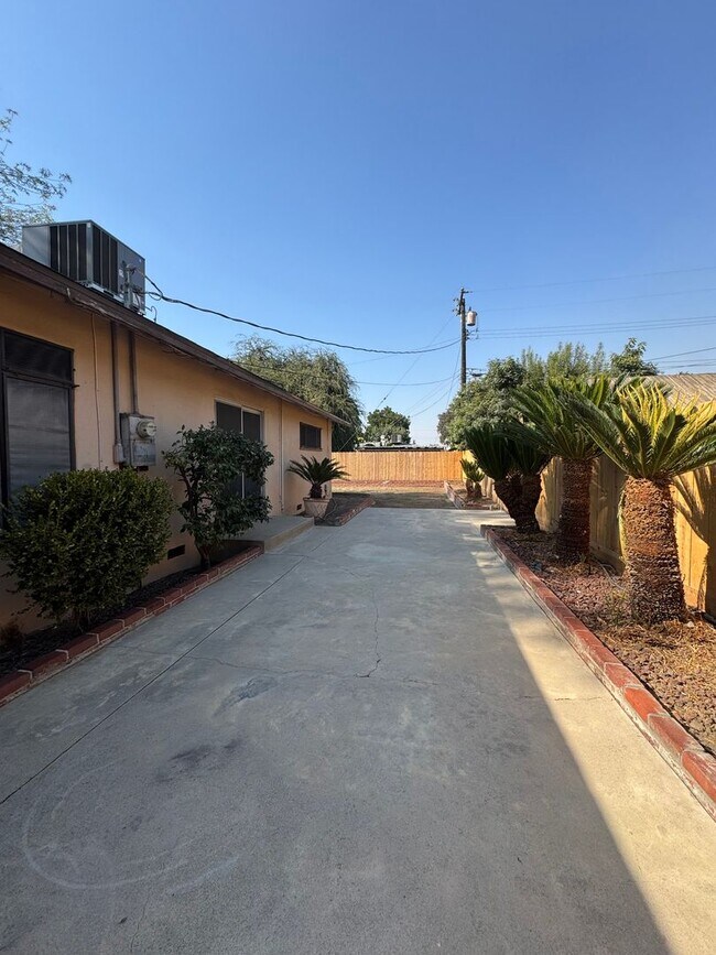 Building Photo - Charming Home Rent Ready !