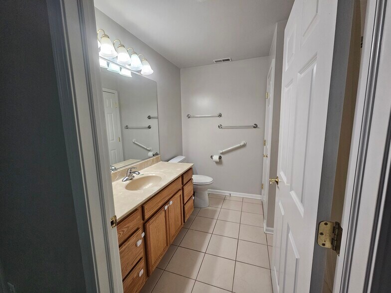 Building Photo - 607 Cambridge Ct