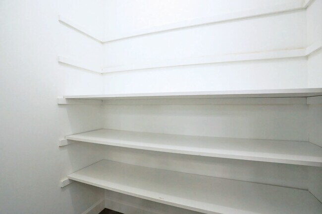 Building Photo - 236 Deerpath Ct