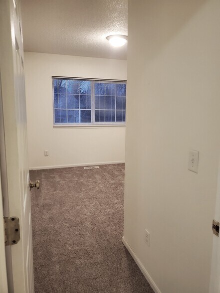 Building Photo - 10 Bridgewater Trl