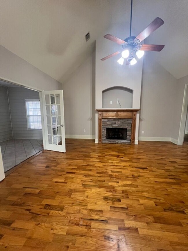 Building Photo - Southern Comfort & Style: Discover This Be...