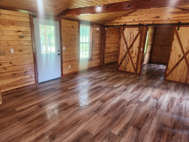 Building Photo - 10827 MS-15