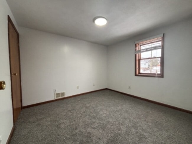 Building Photo - 2 bed/1 bath townhome 15025