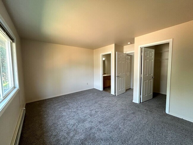 Building Photo - 2 Bedroom Condo with Washer/Dryer in Home