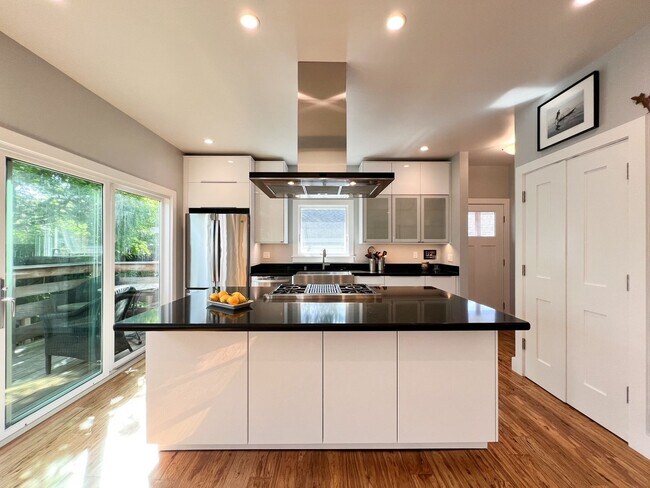 Building Photo - Fully Furnished Modern Home in the Desirable Alphabet Streets