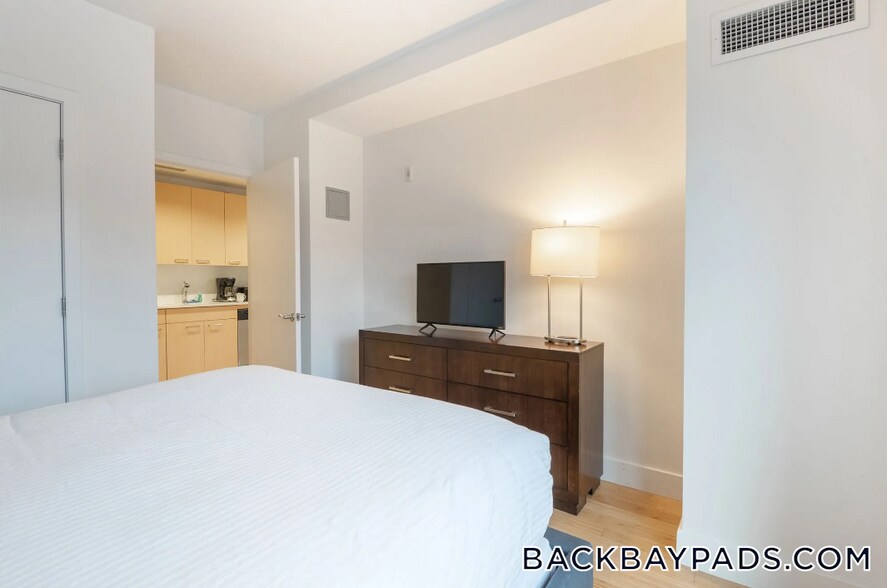 Building Photo - 1085 Boylston St